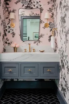اتاق پودر صورتی و خاکستری با کاشی های گل شاهرگ مرمر سیاه - معاصر - حمام