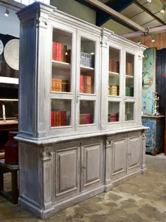 کتابفروشی بزرگ فرانسوی با درهای شیشه ای