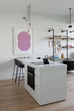 آشپزخانه کوچک منطقه نشیمن طرح باز به رنگ سفید - دکوئیست