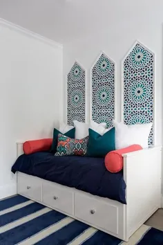 تختخواب سفید با کشوها و تابلوهای هنری کاغذ دیواری - معاصر - اتاق دخترانه