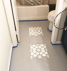 چگونه می توان کف حمام را رنگ آمیزی کرد تا شبیه کاشی سیمانی شود (با زیر 75 دلار)!  |  عشق خانه جوان