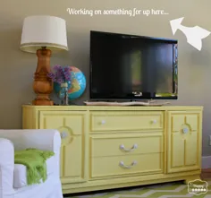 روشن کردن اتاق نشیمن با استفاده از DIY Chalk Paint Dresser تبدیل مدیا کنسول |  مسکن مبارک