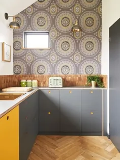 8 کابینت آشپزخانه به رنگ خاکستری روشن ، مورد سفید را خندق می کند