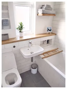 حمام کوچک سفید و چوبی