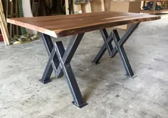 میز ناهار خوری ، بالای میز گردوی سیاه اصلاح شده با پایه های فولادی ، گردوی سیاه نجات یافته ، میز چوبی اصلاح شده.