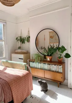 یک آپارتمان نوسازی شده در لندن پر از نور ، گیاهان و روحیه بازیگوش است