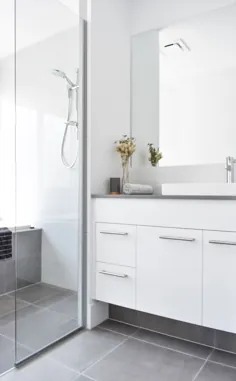 حمام مدرن خاکستری و سفید توسط DC Living