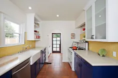 آشپزخانه التقاطی با پاشش های آبی و زرد با کف کاشی تراس-کوتا - Decoist