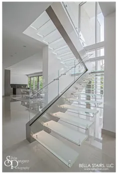 پله های شیشه ای شناور