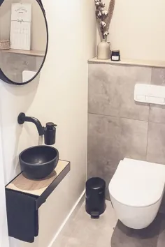 الهام از توالت مدرن اسکاندیناوی با کاسه چشمه با قفسه و شیر دیواری و آینه گرد