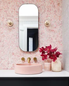 نورپردازی Articolo در اینستاگرام: "کاشی های کاملاً صورتی و جزئیات برنجی در این حمام فوق العاده طراحی شده توسطlbinter Interior با طرح Scandi Round Ball Wall Sconces...."