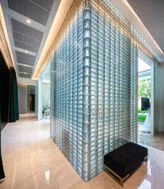 20،000 بلوک شیشه ای برای ایجاد یک گالری فروش کاندو مورد استفاده قرار گرفت که باغ مخفی را نیز مخفی می کند