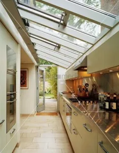 سقف شیشه ای-بالای-پیشخوان-طولانی-آشپزخانه-با-نورافکن-منعکس شده-در-فولاد ضد زنگ-میز-11004155 تصاویر