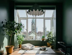 اتاق آفتاب سبز با منظره کلیسای جامع در یک آپارتمان بازسازی شده در تورنتو ، کانادا.
