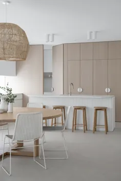 طراحی خانه معاصر ساحلی |  آشپزخانه بلوط و سفید