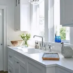 هود محدوده تخته سفید با کاشی های سفالی سفید مربعی - انتقالی - آشپزخانه