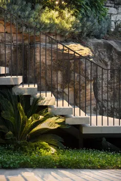 راه پله بتونی شناور با نرده فلزی سنگ ماسه طبیعی را خنثی می کند.