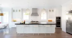 آشپزخانه سفید با شمارنده های سیاه و فانوس های طلا - انتقالی - آشپزخانه