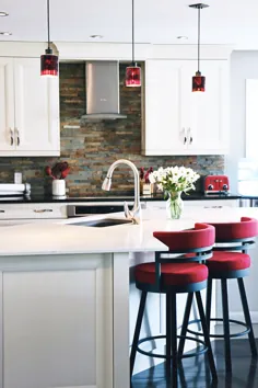 آشپزخانه سفید ، نمای پشتی آجری ، لهجه های قرمز