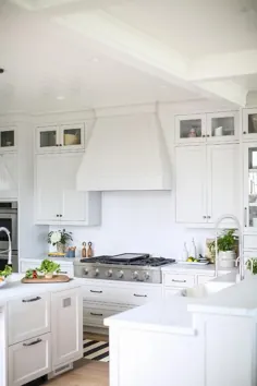 آشپزخانه خاکستری روشن با کاشی های سفید مترو - انتقالی - آشپزخانه