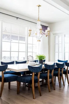 میز ناهار خوری چوب سفید با صندلی های غذاخوری مخملی آبی - انتقالی - اتاق ناهار خوری - مهتاب خاکستری بنجامین مور
