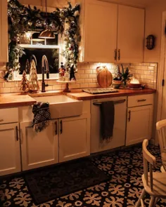 My Boho Interior در اینستاگرام: ”چه آشپزخانه ای دوست داشتنی ، کف و چراغ ها شگفت انگیز هستند !!  ⠀ ..⠀ برای بیشتر ما را دنبال کنید؟  my_boho_interior ⠀ ..⠀ اعتبار عکس:... ”