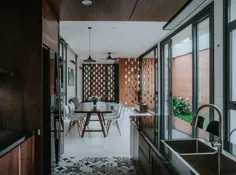 Cozy House برای حفظ حریم نهایی با احتیاط بین دیوارهای آجری قرار گرفته است  خانه کوچک 01 توسط 90design |  HomeDeco مالزی