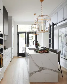 Feasby & Bleeks Design در اینستاگرام: ”ما این را آشپزخانه New Galley Kitchen می نامیم.  ؟؟  ببینید که چگونه ما آشپزخانه باریک ردیف ویکتوریا را به چیزی خارق العاده و کاربردی تبدیل کردیم ... "