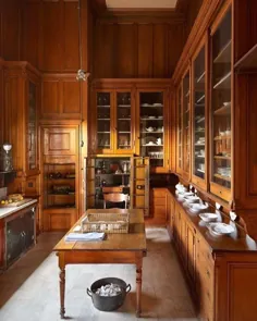 پری پری در اینستاگرام: «انبار شربتخانه باتلر در عمارت میلز اوگدن که توسط استنفورد وایت طراحی شده است.  آیا می خواهید عمده ابهام داونتون را دریافت کنید؟ "