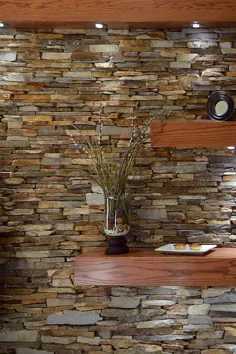 شومینه لجستون دیواری سنگی چوبی چوبی احاطه شده با تلویزیون - قفسه های شناور روکش داخلی سنگ
