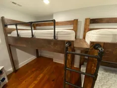 تخت دو طبقه سه تخته با نرده و پله های لوله فلزی مشکی