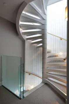 پله های مارپیچی بتونی و تیر ستون فقرات |  طراحی داخلی ساحلی