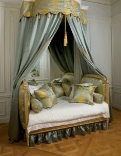 تختخواب سفارشی LOUIS XVI خاکستری و سفید و پارچه ای (GIT EN ALCOVE)