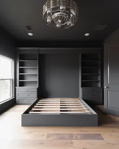 اتاق خواب مستر مشکی رنگ با تخت و قفسه های توکار داخلی