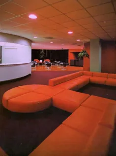مرکز جوانان ساحل میامی ، صندلی های اتاق نشیمن نارنجی (1977)