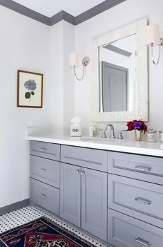 حمام سفید و خاکستری با قالب های تاج خاکستری - انتقالی - حمام