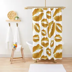 لب های طلایی روی پرده دوش سفید توسط Yamy Morrell Art and Design