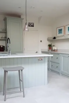 آشپزخانه سنتی با رنگ سبز کم رنگ با نوار صبحانه ، قفسه های طرح باز و میز کار سفید