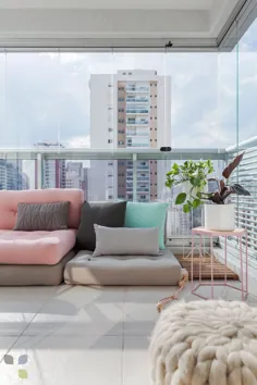 APTO SAU • varanda com futons e plantas: extensionsão da sala com um ar super relax