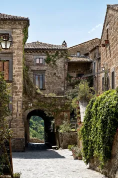 زندگی در کاخی پر از هنر در ایتالیا که فقط با پای پیاده قابل دسترسی است