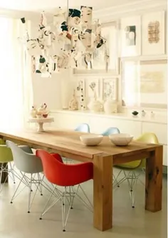دور میز ناهار خوری: صندلی های نامتجانس Eames