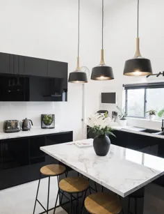 این آشپزخانه پر زرق و برق سیاه و سفید تعادل بین کاربردهای خانوادگی و سبک است