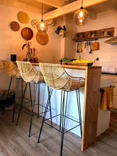 آشپزخانه کوچک با یک میله چوبی و سه چهارپایه میله روتان