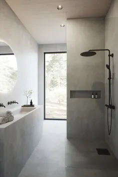 Ett vackert و stilfullt badrum där
 trä möter betong.