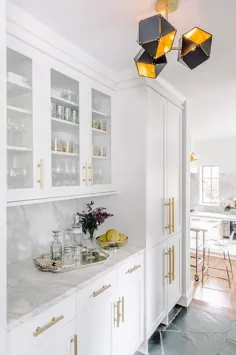 انبار آشپزخانه سفید با کش های طلای برس دار - انتقالی - آشپزخانه