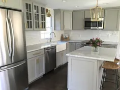 کابینت آشپزخانه خاکستری با کشهای میله ای برنجی لوئیس دولان - انتقالی - آشپزخانه