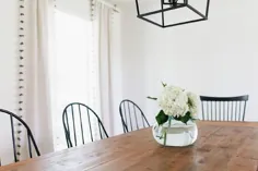 صندلی های مشکی ویندزور در میز چوبی - کلبه - اتاق ناهار خوری