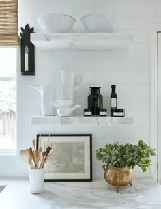 یک ظاهر طراحی شده آشپزخانه سفید رنگ و بافت را اضافه می کند