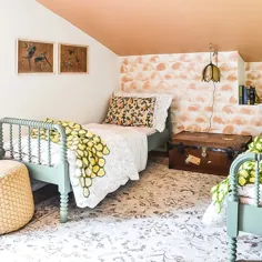 کاغذ دیواری DIY با یک برس در اتاق خواب اتاق زیر شیروانی با سقف نقاشی شده در هلو