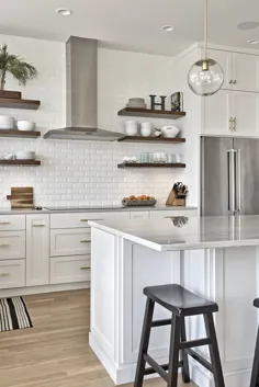 آشپزخانه خانه مزرعه کابینت مدرن رنگ آمیزی شده به سبک لورن رامیرز